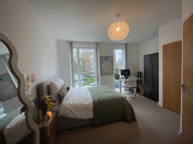 Bright, spacious room w/ Ensuite in Haggerston  Main Photo