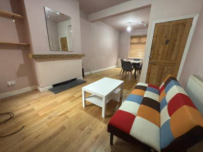 Modern 4 bedroom shared house available now Main Photo