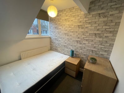 Bills inc Ensuite Room Near Headingley Station LS5 Main Photo
