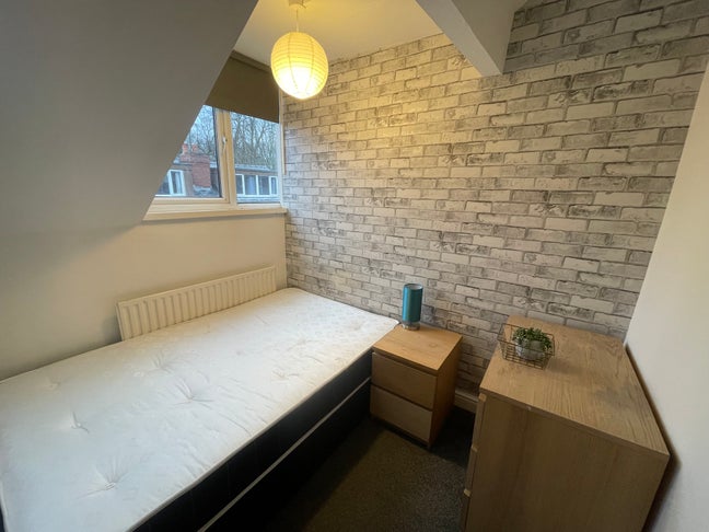 Bills inc Ensuite Room Near Headingley Station LS5 Main Photo