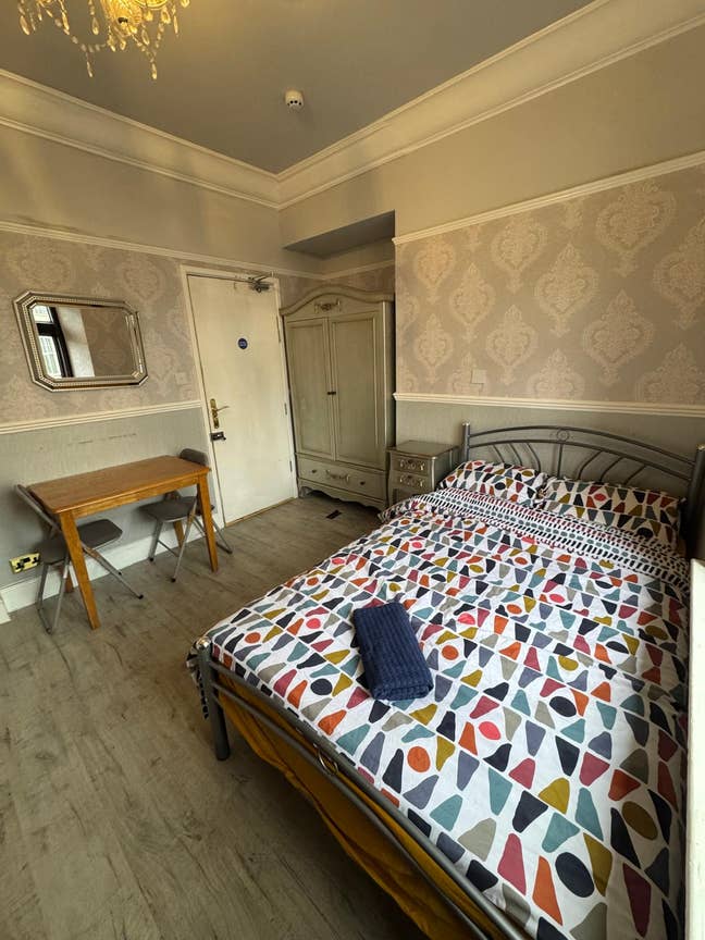 Double Room-Beautiful building-Excellent location  Main Photo