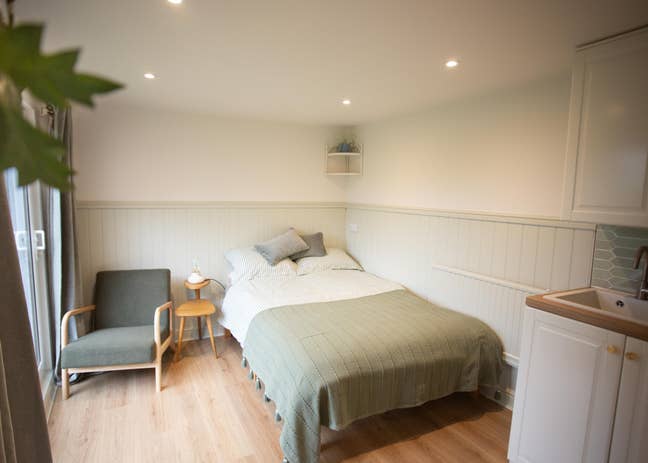 Private garden room with own entrance  Main Photo