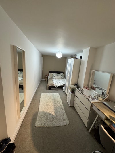 1 Double Room to Rent- Professional Females Main Photo