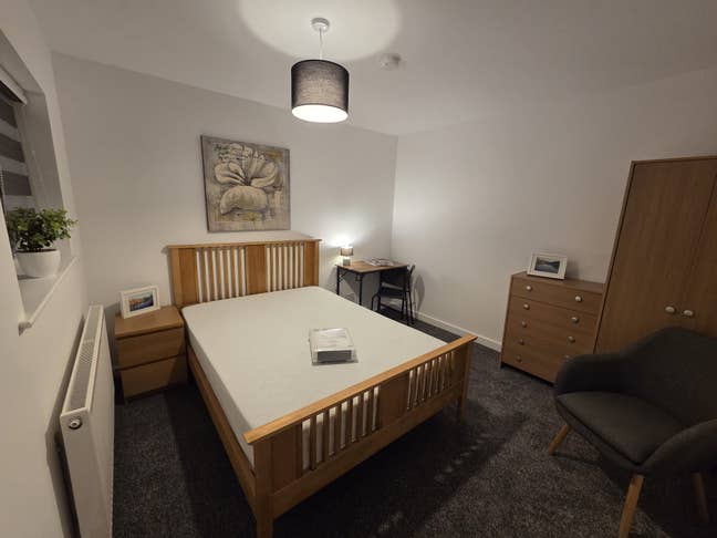 Extra Large rooms close to town centre Main Photo