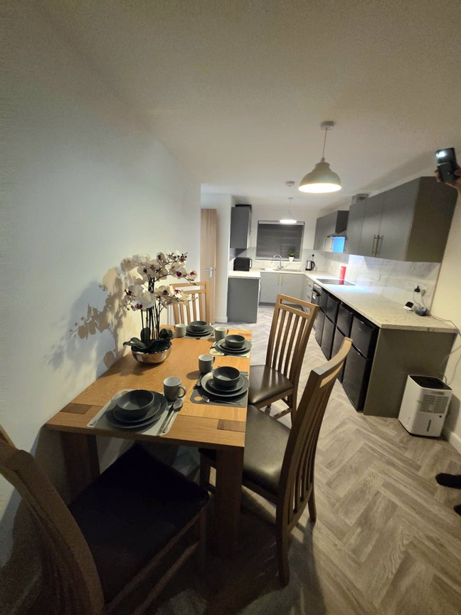 Extra Large rooms close to town centre Main Photo