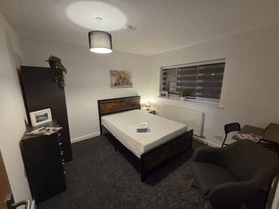 Extra Large rooms close to town centre Main Photo