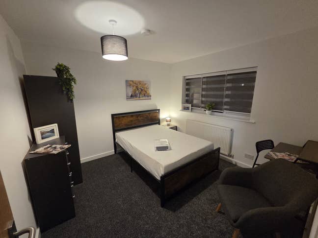 Extra Large rooms close to town centre Main Photo