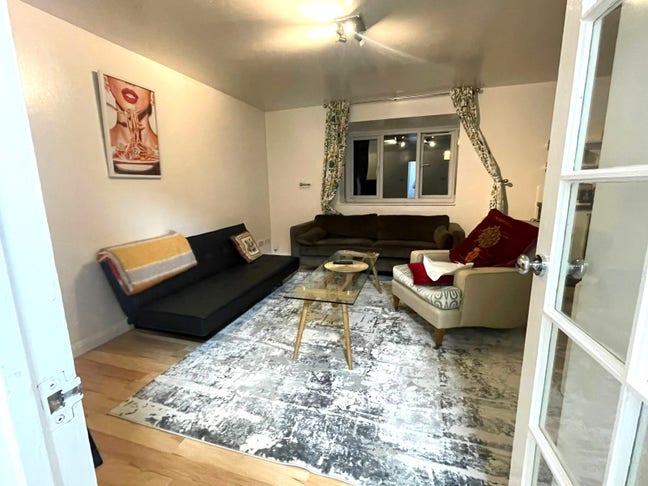 5 Min Walk to Surrey Quays | Newly Renovated Flat Main Photo