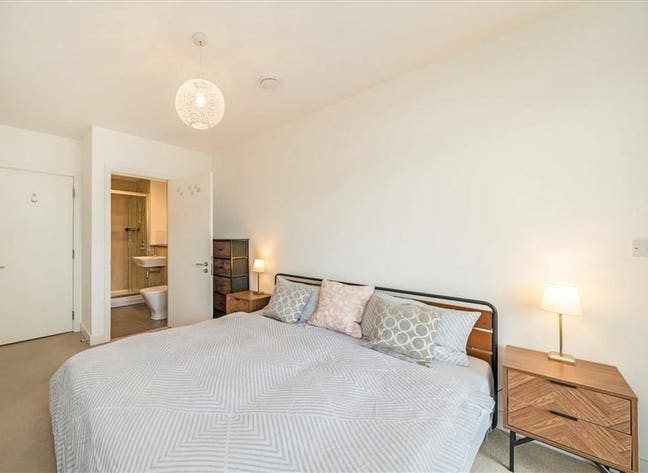 Large Ensuite Bedroom in Modern Riverfront Flat Main Photo