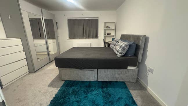 Large ensuite room in a 4-bedroom new build house Main Photo