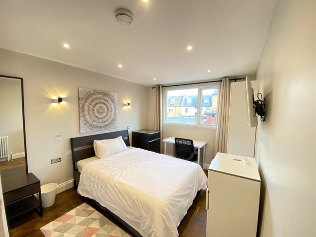  EnsuiteBright Double  Bedroom in friendly  House  Main Photo