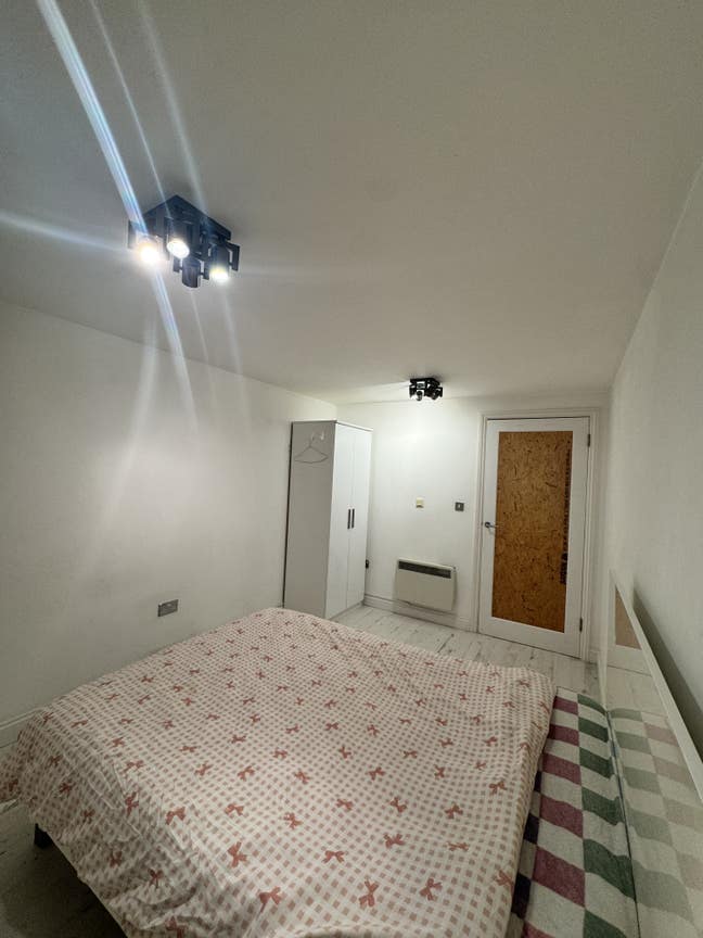 Beautiful Double Room in Modern 2-Bed Apartment E3 Main Photo