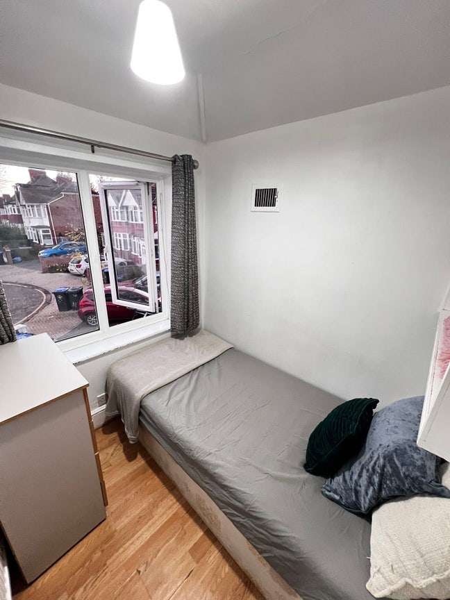 🛏️ Single  Room to Let in - Wembley Main Photo