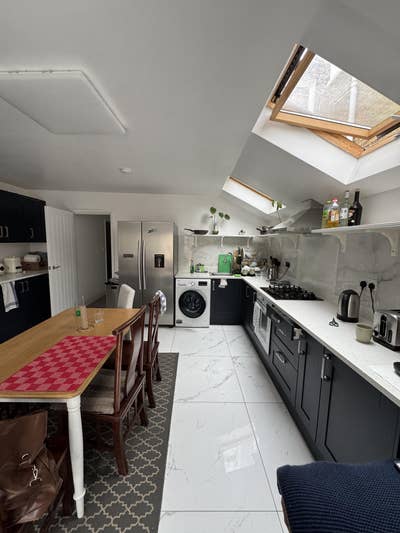 Bright Ensuite Near Clapham South • Bills Included Main Photo