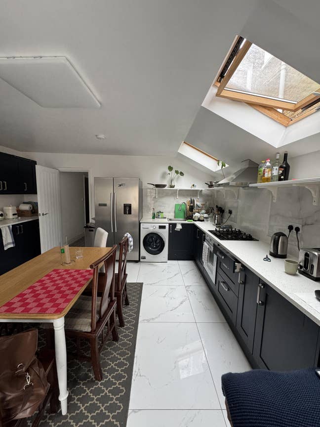 Bright Ensuite Near Clapham South • Bills Included Main Photo