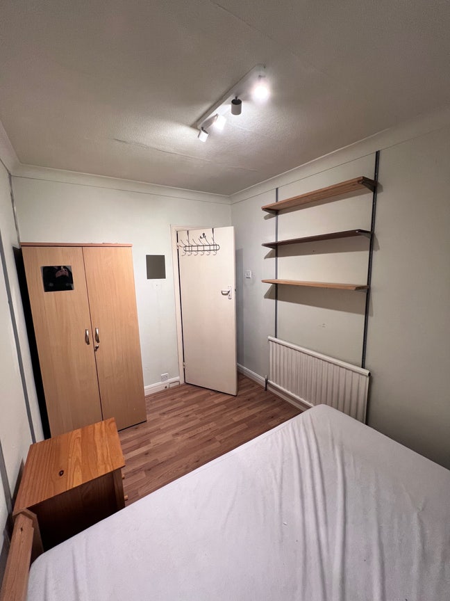 Single bed Room available to rent near Northolt Main Photo