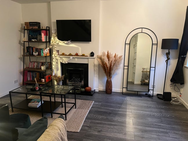 Bright double room in friendly shared house Main Photo