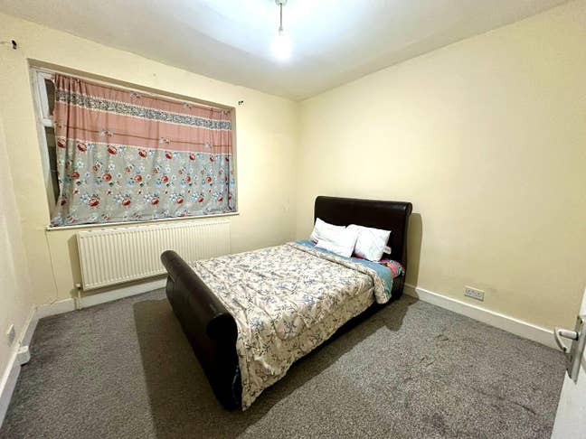 Double room available in east ham  Main Photo
