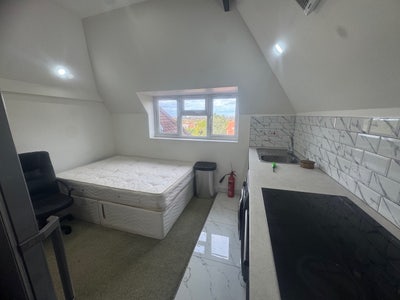 Newly Refurbished Bed-sit in Moseley Main Photo