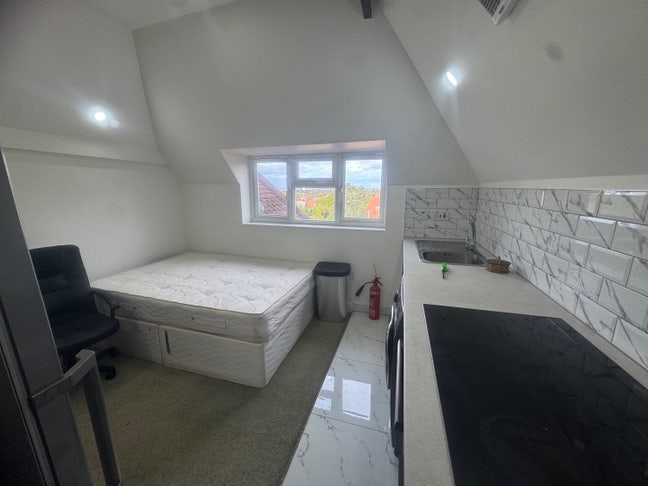 Newly Refurbished Bed-sit in Moseley Main Photo