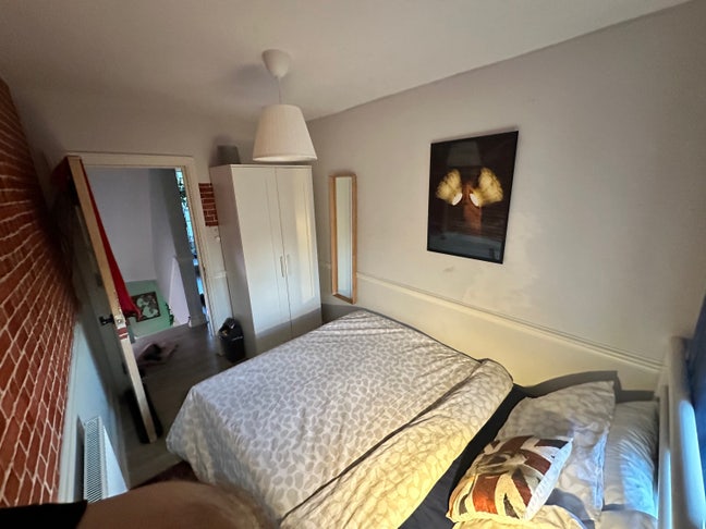  Brick-themed bedroom close to underground Main Photo