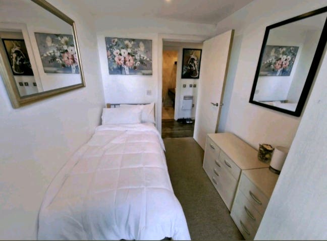 Single room in modern City Centre Apartment  Main Photo