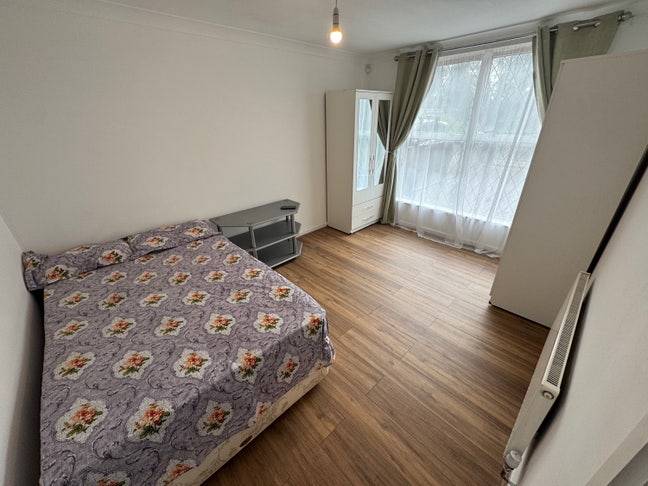 One double available in Two bedroom flat Main Photo