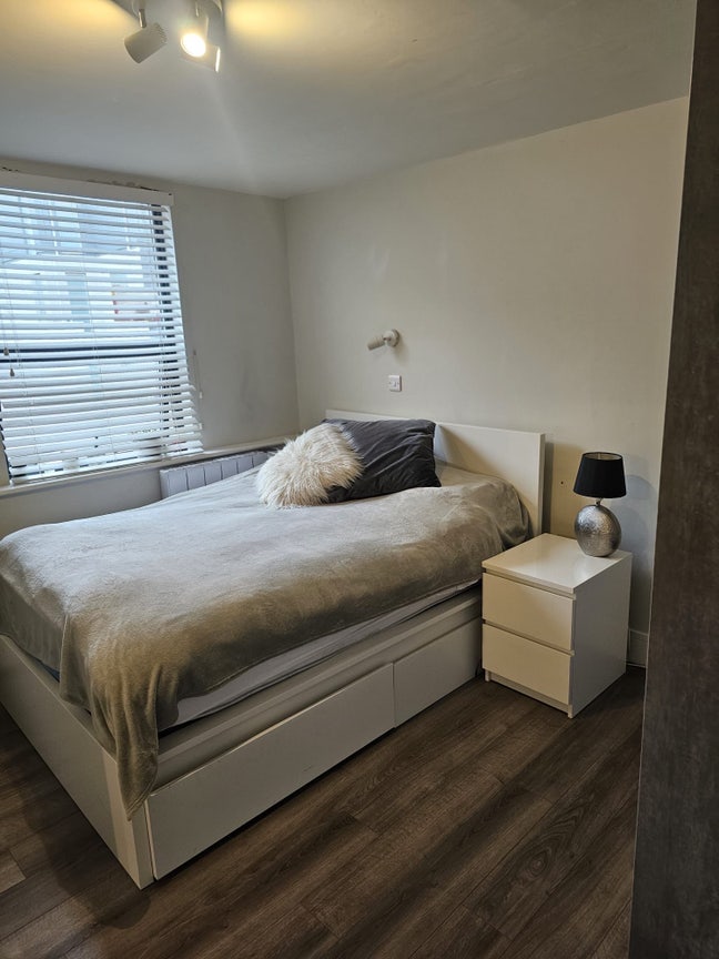 Cosy double bed room in 2 bedroom apartment Main Photo