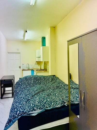 Spacious Studio/Double bedroom/Single room  Main Photo