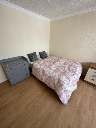 Spacious Double room All bills are included  Main Photo