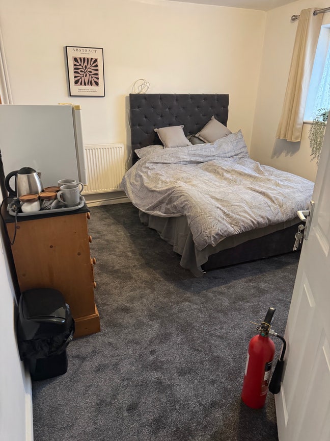 New refurbished large  lovely double room  Main Photo