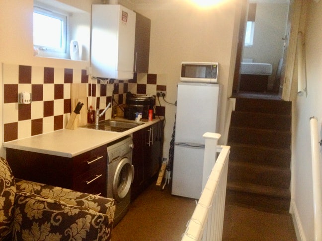 Studio/1bed  all incl. Heathrow, Ashford, Staines Main Photo