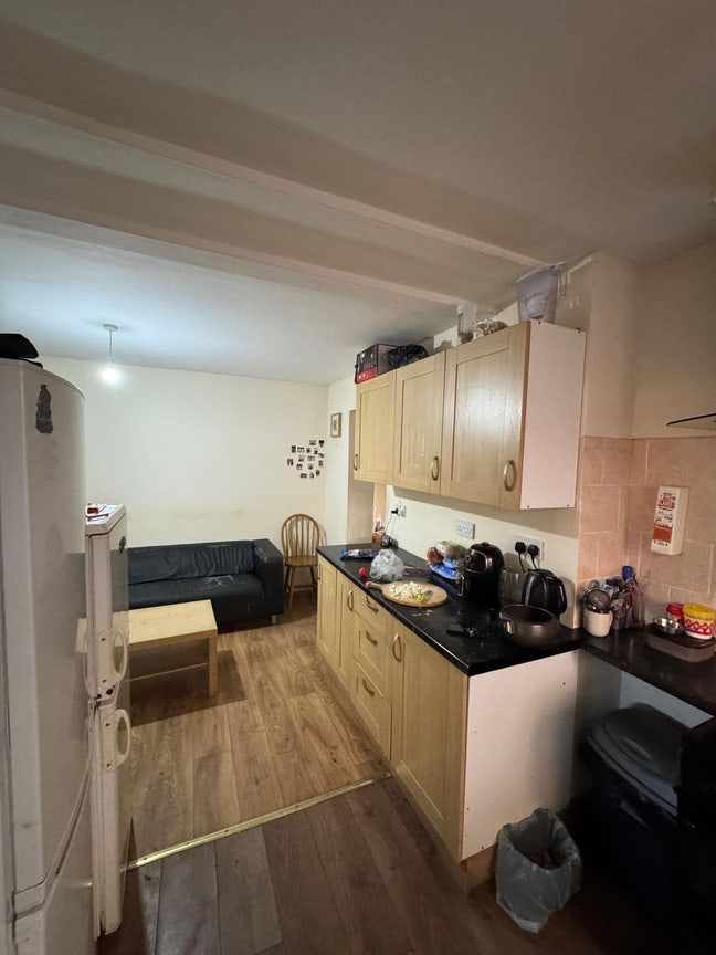 Room available ASAP  rent 558  , deposit 687.50  Main Photo