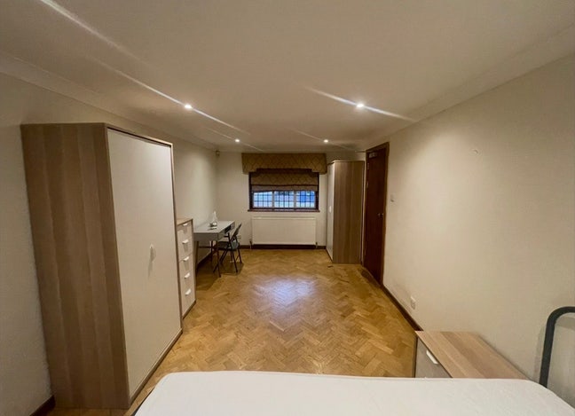 Large Ensuite Room Available-Milton Road Main Photo