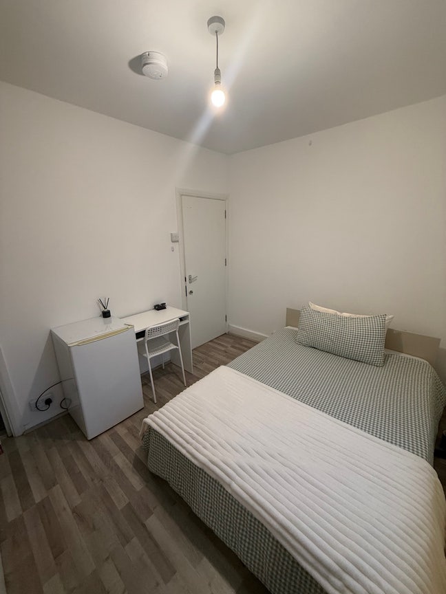 LEASE BREAK - Furnished Double Room with En-Suite Main Photo