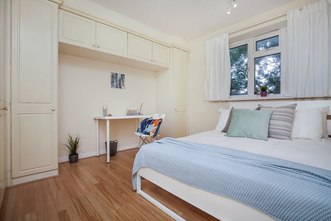 Impressive Large Double Room in Charming Flat Main Photo