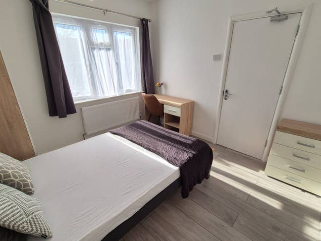 Newly refurbished double room- move in NOW Main Photo