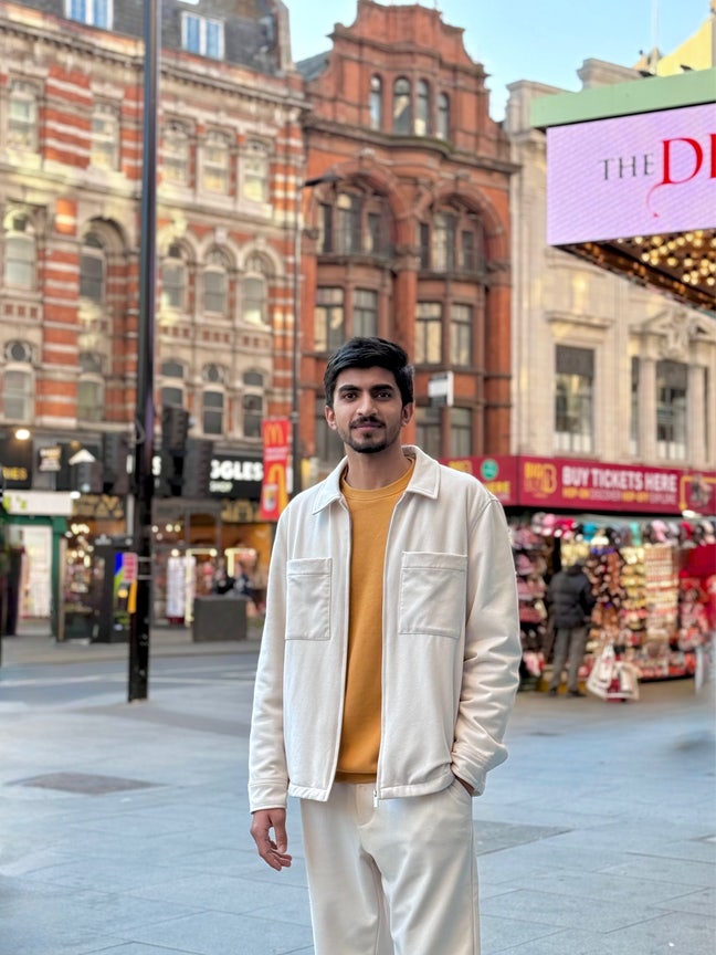 Looking for flat share or single room Main Photo