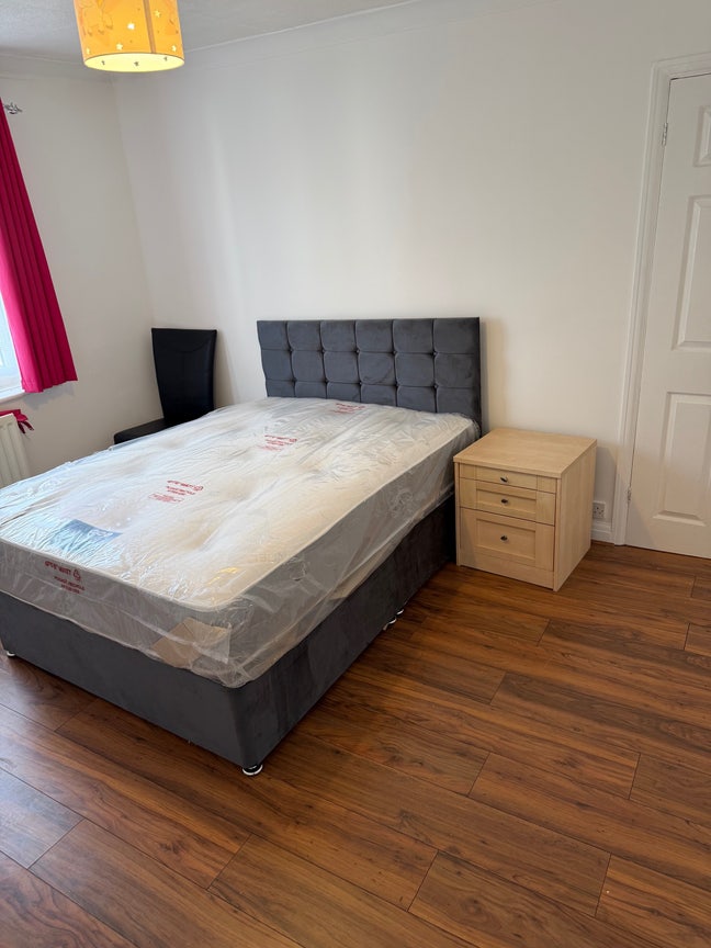 Spacious double rooms available now! Main Photo
