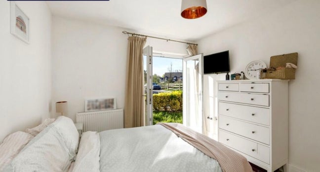 Double room in a modern ground floor flat. Main Photo
