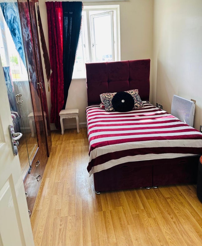 Furnished Room with private Bathroom-Wembley-750 m Main Photo