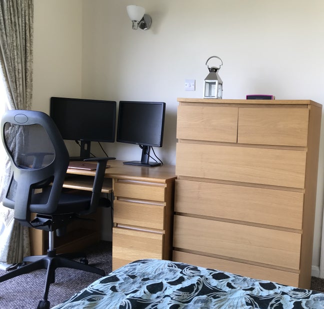 Spacious double in young professional house share Main Photo