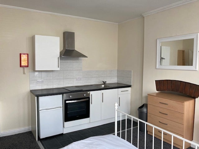  A room in recently refurbished House in Fishponds Main Photo