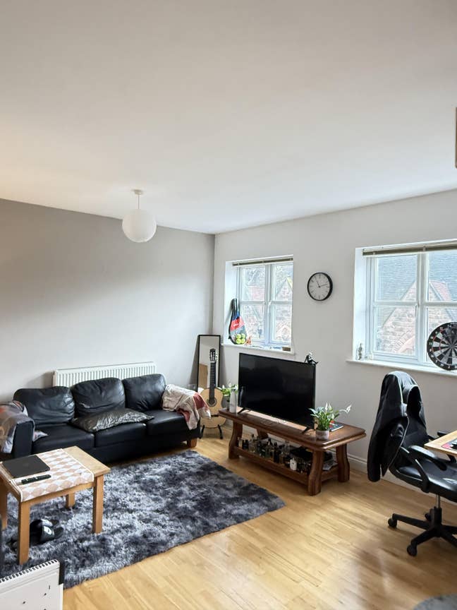 1 double bed ENSUITE in gated space inc bills Main Photo