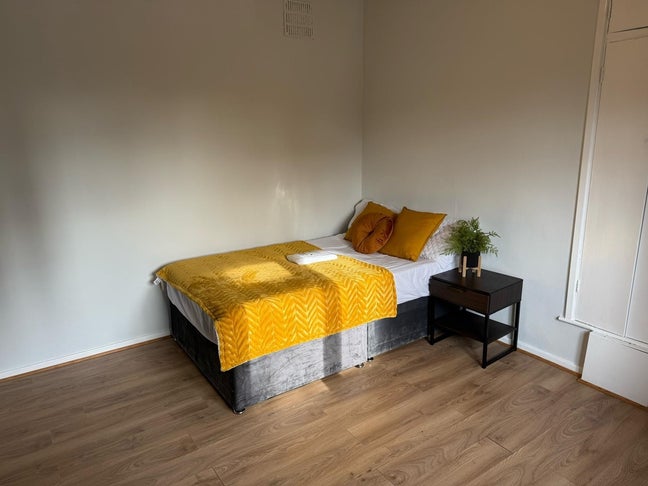 🏡 Spacious 6-Bedroom Home in Wimbledon  Main Photo