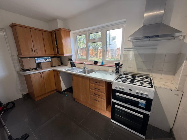 🏡 Spacious 6-Bedroom Home in Wimbledon  Main Photo