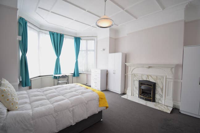 Fully Furnished Room – Move In Ready - Bills inclu Main Photo