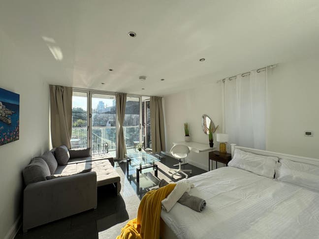 Modern 1 Bedroom Apartment with Balcony Main Photo