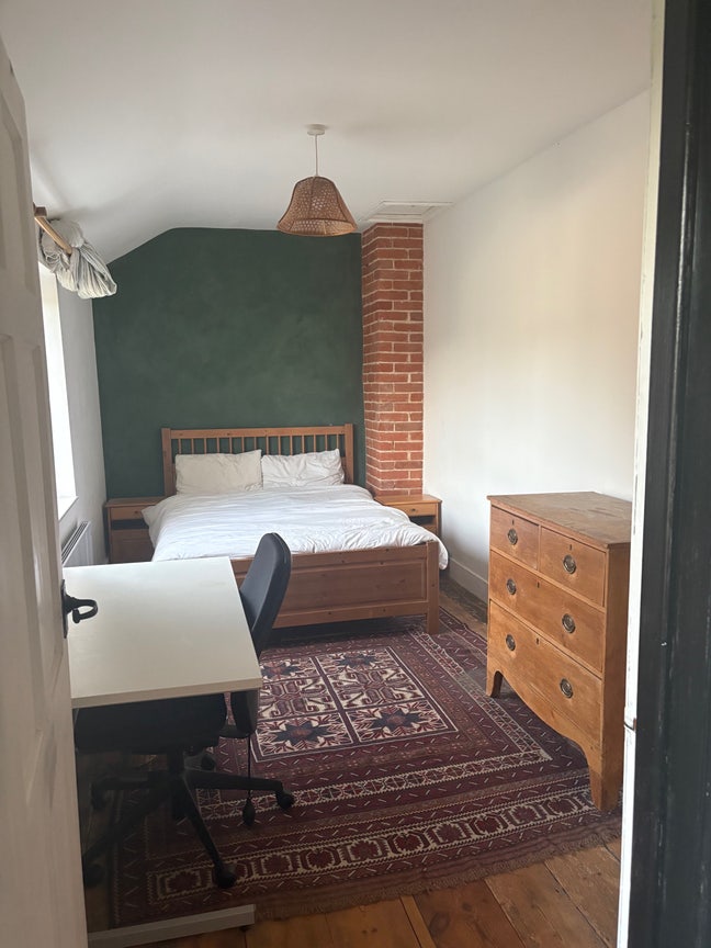 Room in semi detached house Main Photo