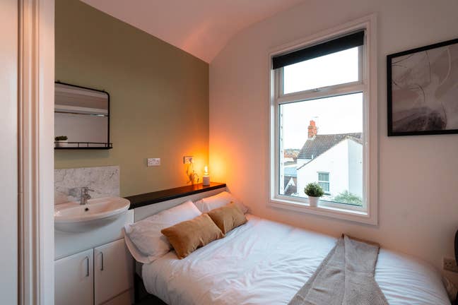 ✨ En-Suite Room in Modern Bexhill House Share ✨ Main Photo